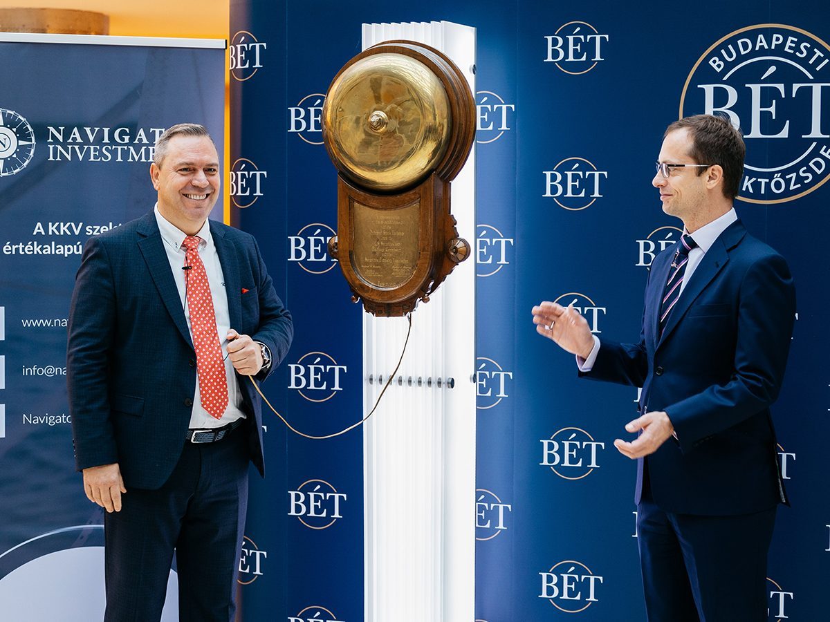 Jutasi Zoltán a BÉT csengőjénél